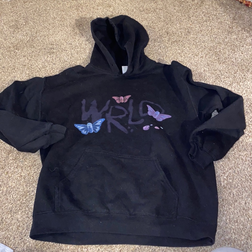 Butterfly WRLD hoodie size medium no drawstring in hood. Gildan brand sweatshirt